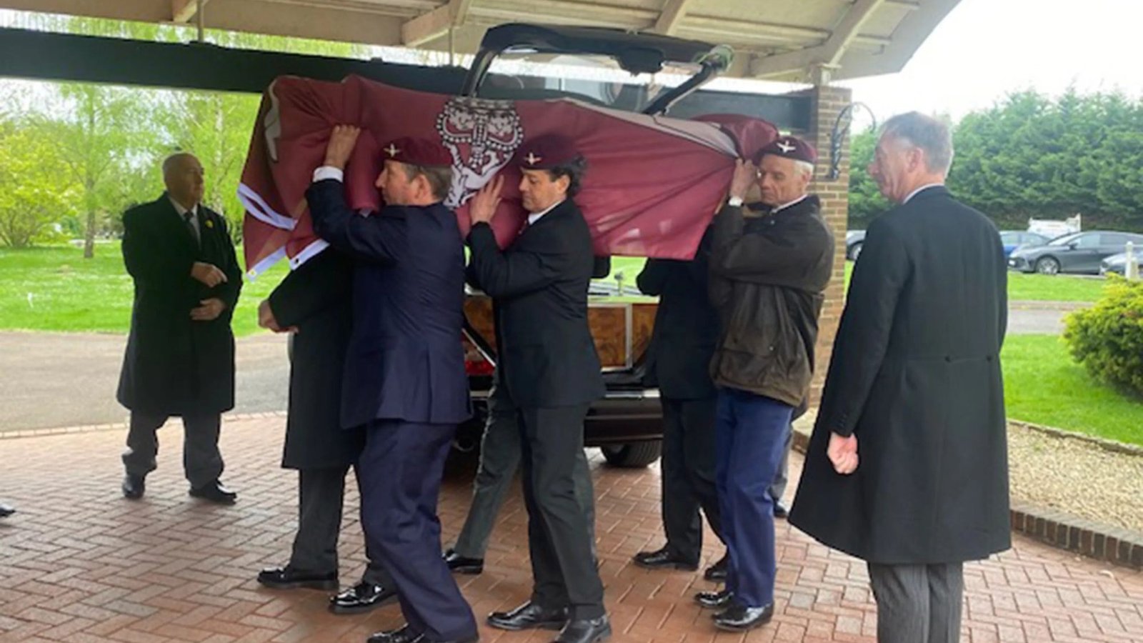 Incredible moment war veterans turn out at funeral of paratrooper who died with no family – thanks to Facebook appeal