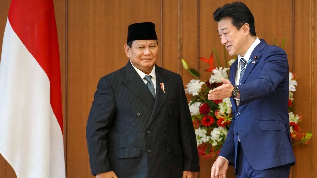 Indonesia president elect meets with Japans prime minister commits to strengthening relations
