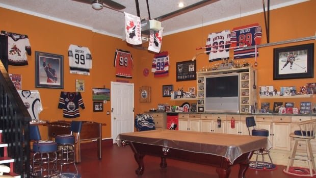 Man who stopped collecting after his Gretzky memorabilia was stolen says Connor Bedard brought him back