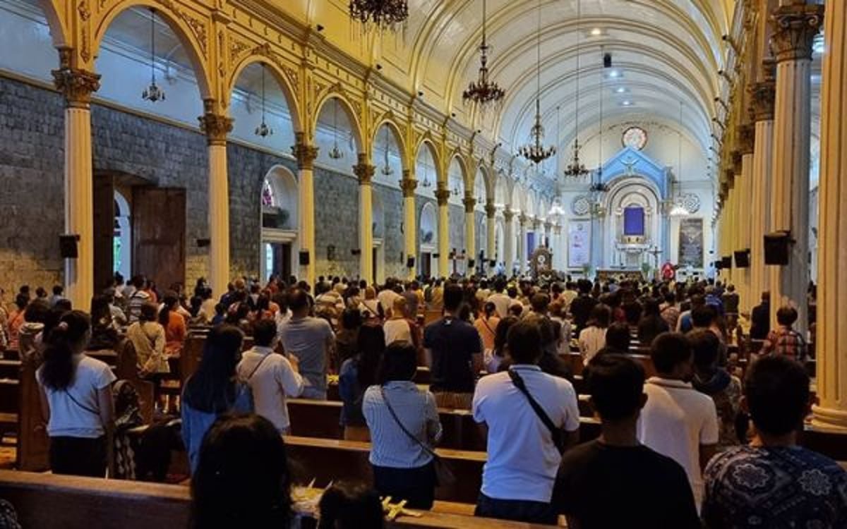 Manila archdiocese warns faithful vs fake priests