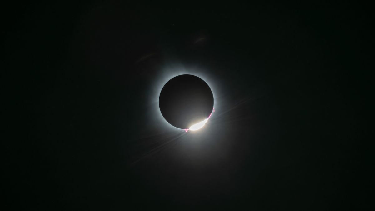 totality of a solar eclipse like an upside down diamond ring