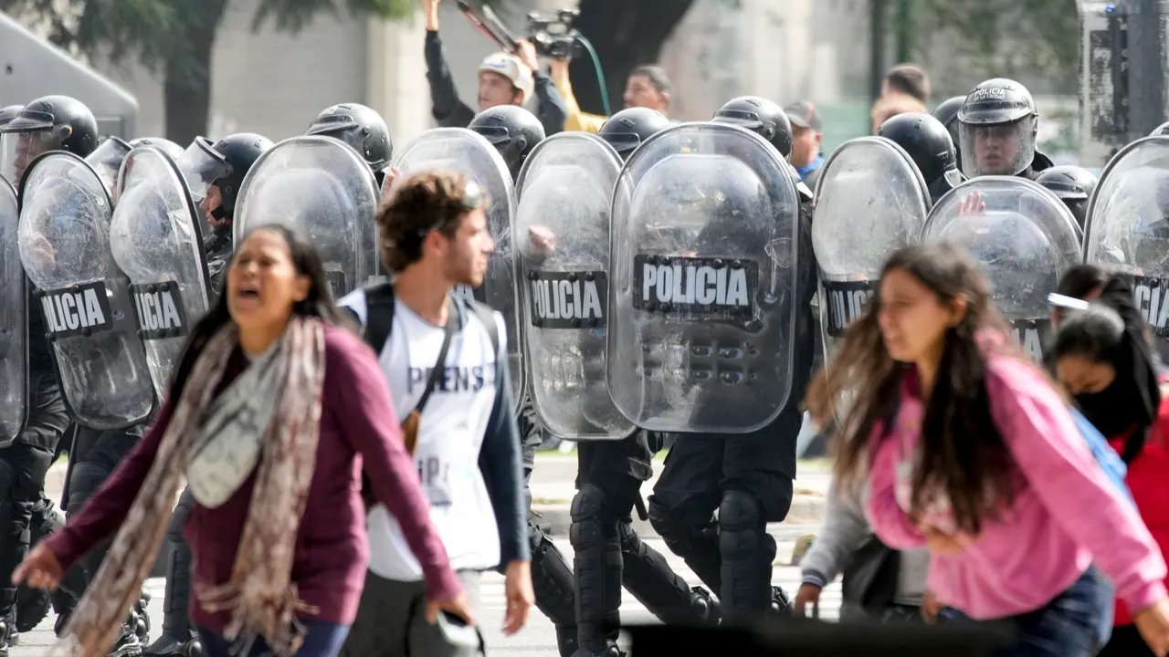 Police crack down on leftist anti Milei protests in Argentina
