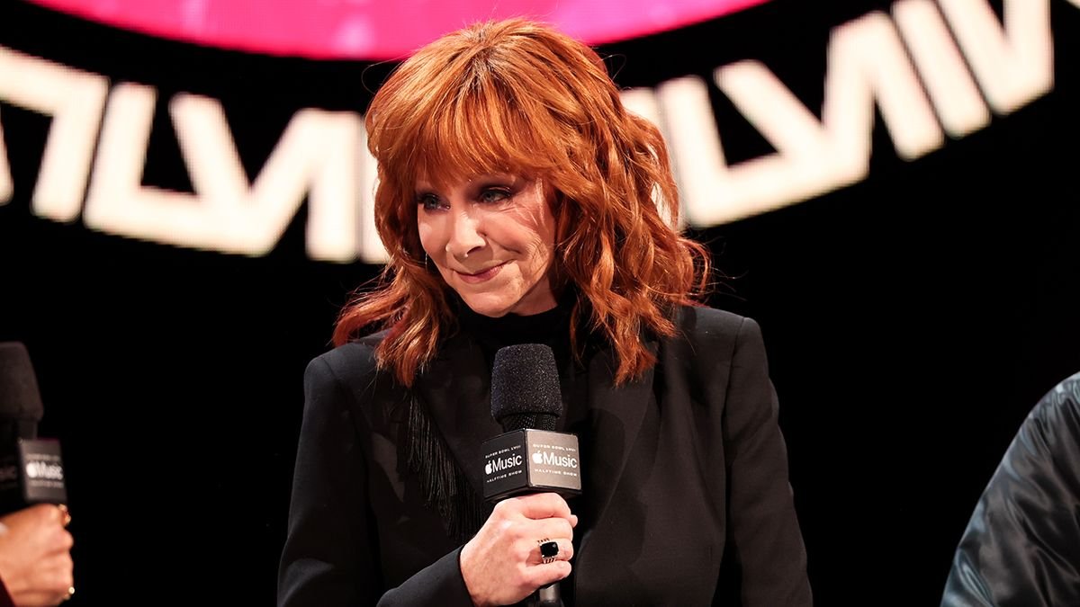 An online rumor said Reba McEntire was facing serious charges and asked for prayers regarding a lawsuit involving Martha MacCallum and Fox News