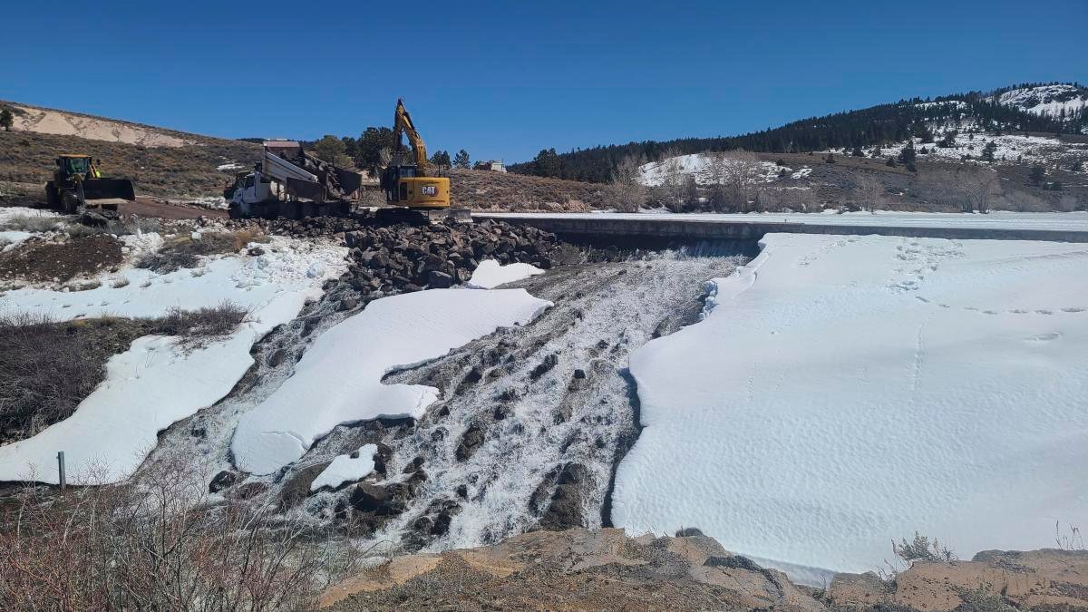 Water pouring out of rural Utah dam through 60 foot crack putting nearby town at risk