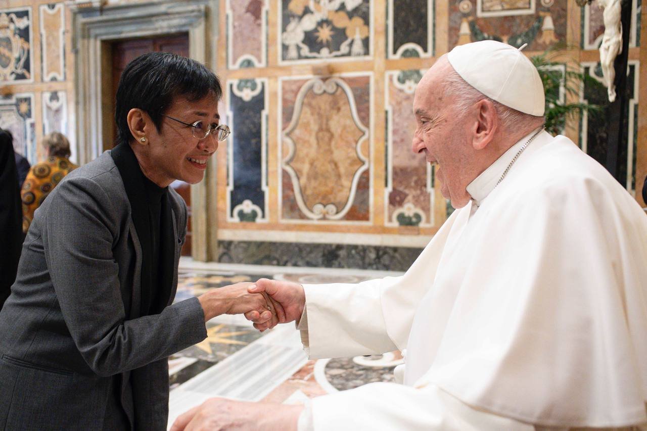 POPE  RAPPLER Nobel Peace Prize laureate and Rappler CEO Maria Ressa speaks to Pope Francis and hands him a letter durin…