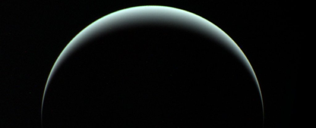 A Bizarre Form of Water Could Help Explain Uranus’s Messy Magnetism : ScienceAlert