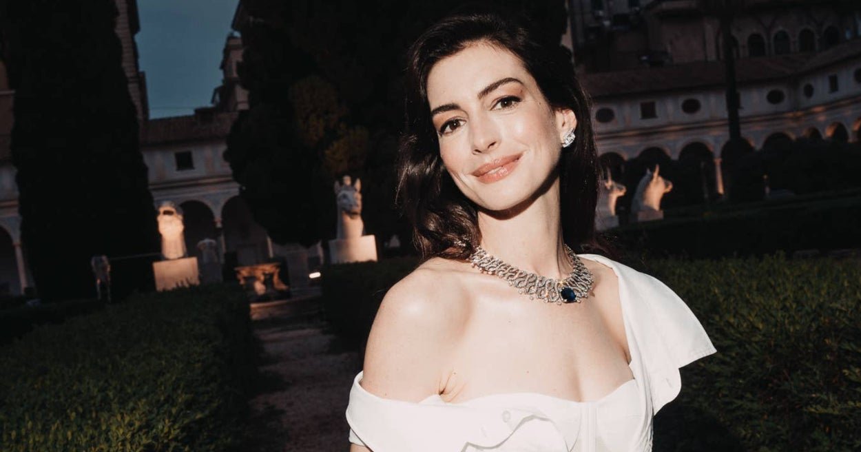 Anne Hathaway Proves Shes Just Like Us By Wearing A Gap Dress To A High End Event In Rome