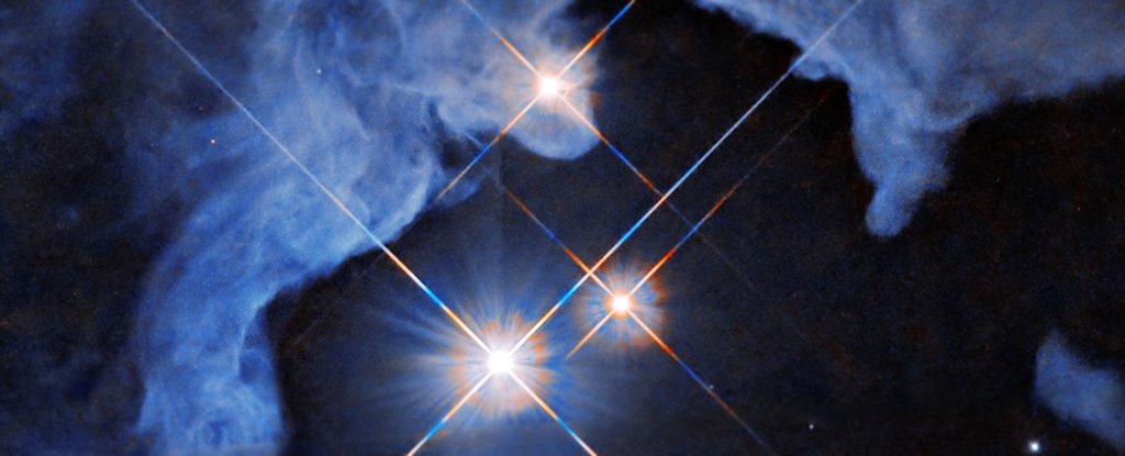 Astronomers Reveal Stunning New Image of Triple-Star System Gleaming in Space : ScienceAlert