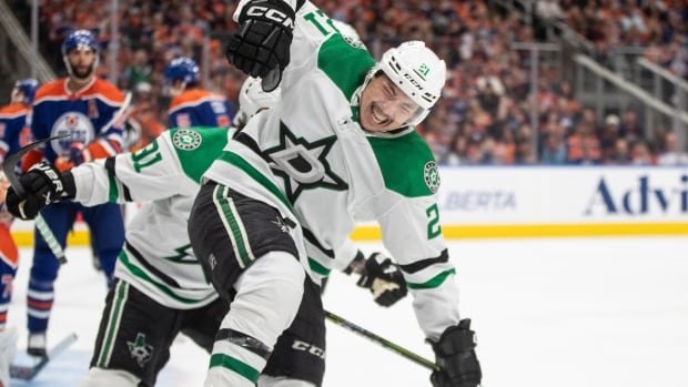 Jason Robertson scores hat trick as Stars beat Oilers in Game 3