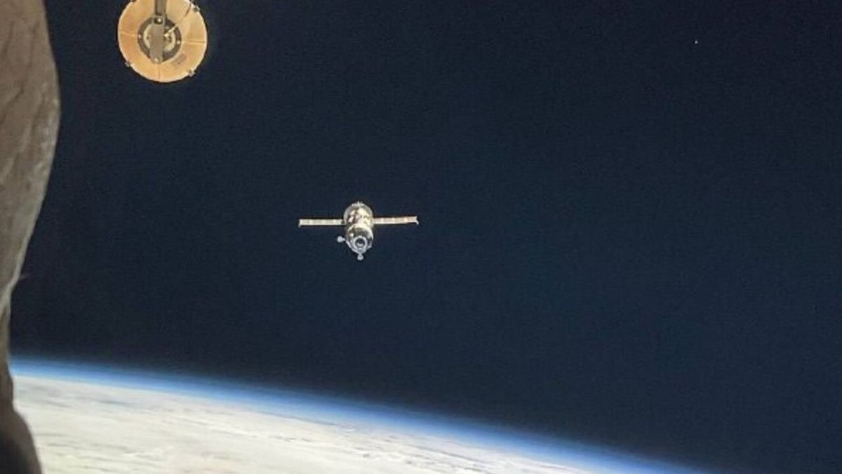 Robotic Russian cargo ship leaves the ISS, burns up in Earth’s atmosphere (photo)
