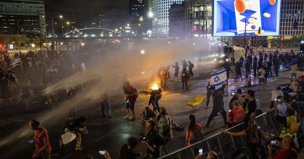 Scuffles erupt between police protesters demanding return of Israeli hostages still held in Gaza