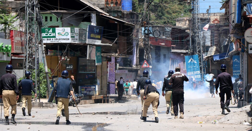 Violent Unrest Over Economic Strife Erupts in Pakistans Kashmir Region