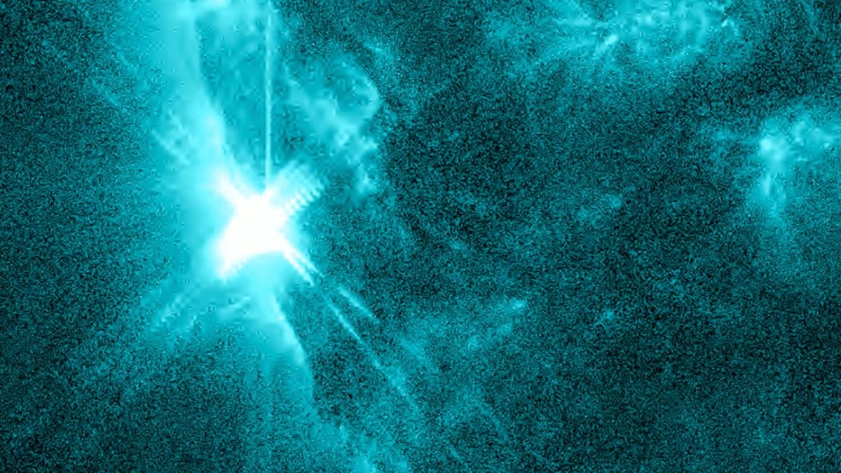 Aurora-sparking sunspot returns, firing off explosive solar flare (video)