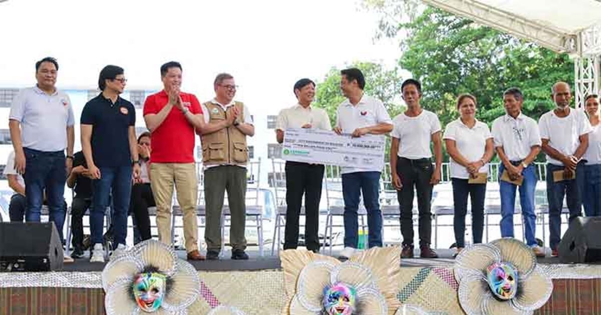 Marcos distributes P28841M financial aid in Western Visayas