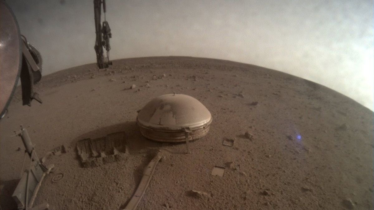 View of the Mars horizon with parts of the Insight lander in the foreground