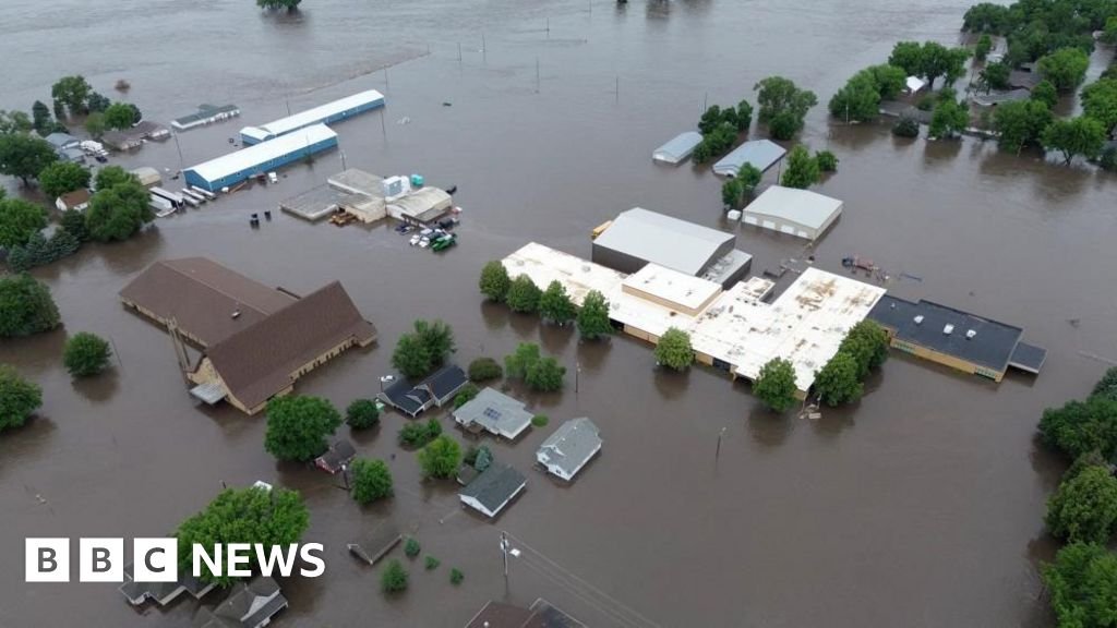 One dead and hundreds of homes destroyed in US Midwest floods