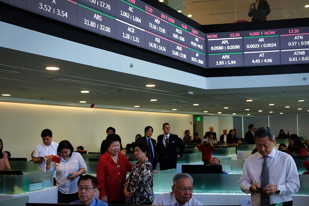 PSEi extends slide on weak economic outlook