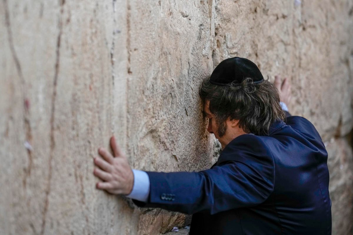 President Mileis surprising devotion to Judaism and Israel provokes tension in Argentina and beyond