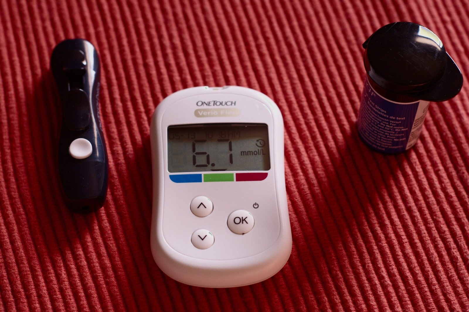 Use of glucose monitors by people not living with diabetes needs more regulation