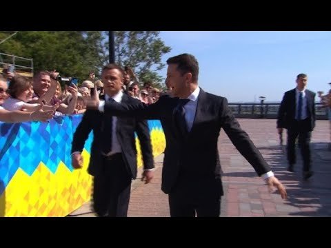 Ukraine’s Zelensky arrives at parliament for inauguration