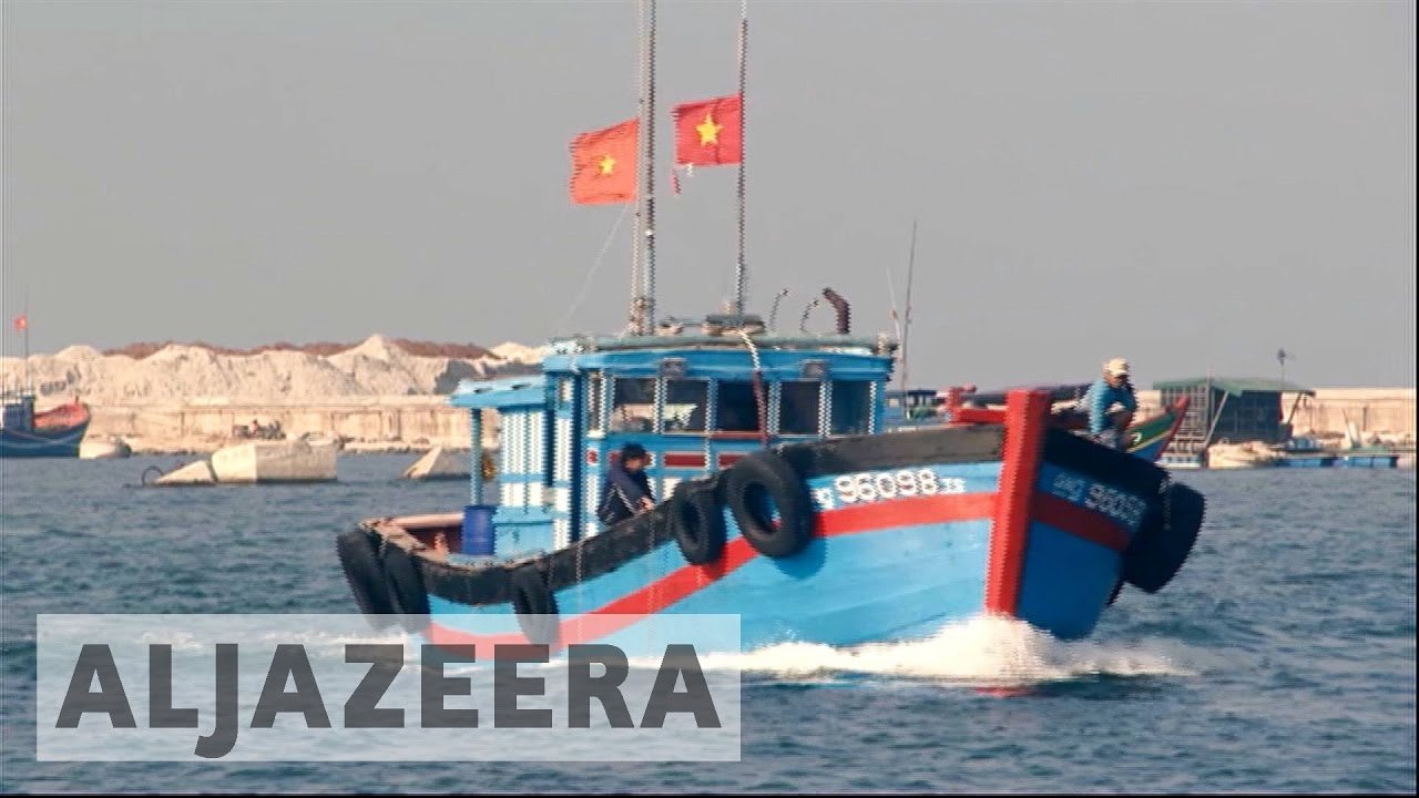 Vietnamese fishermen defy South China Sea ban