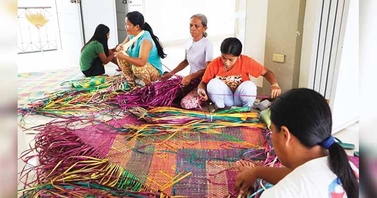 Badian urges local banig weavers to uphold legacy
