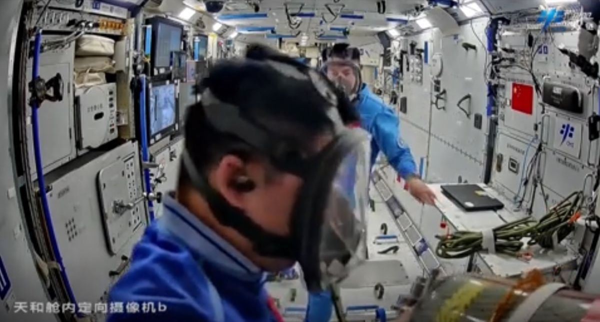 Chinese astronauts simulate debris-strike emergency on Tiangong space station (video)