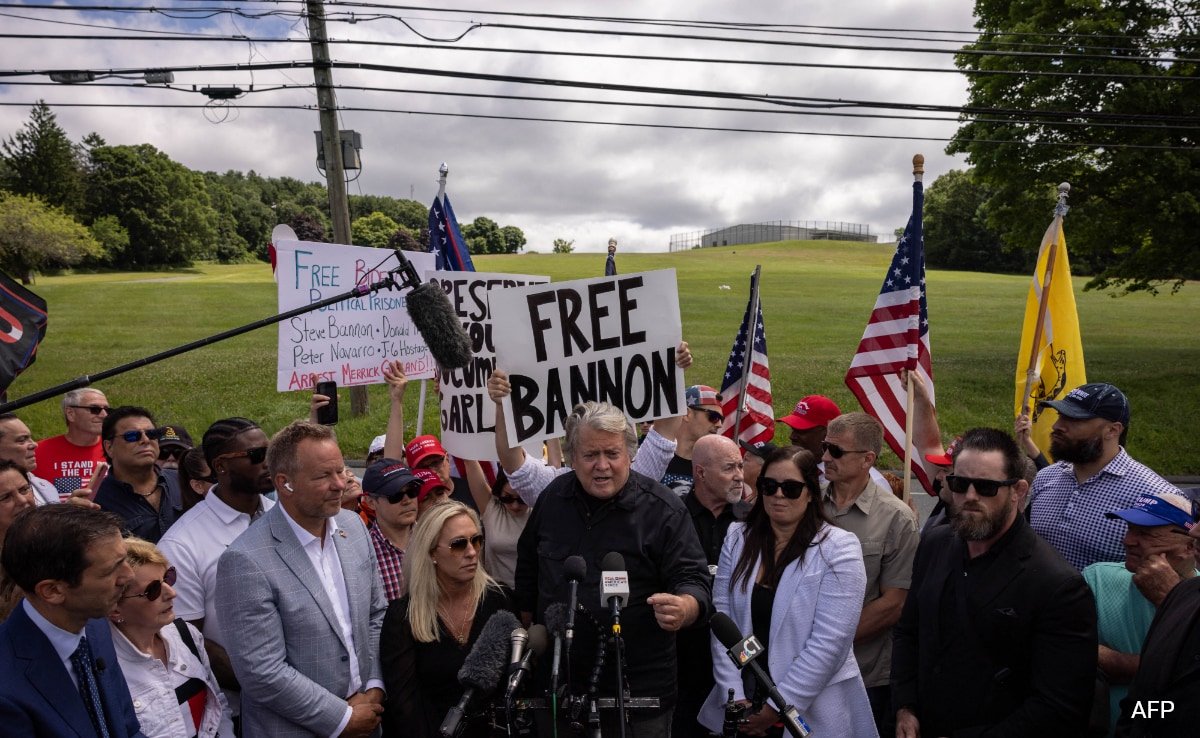 Former Donald Trump Aide Steve Bannon Begins 4 Month Sentence