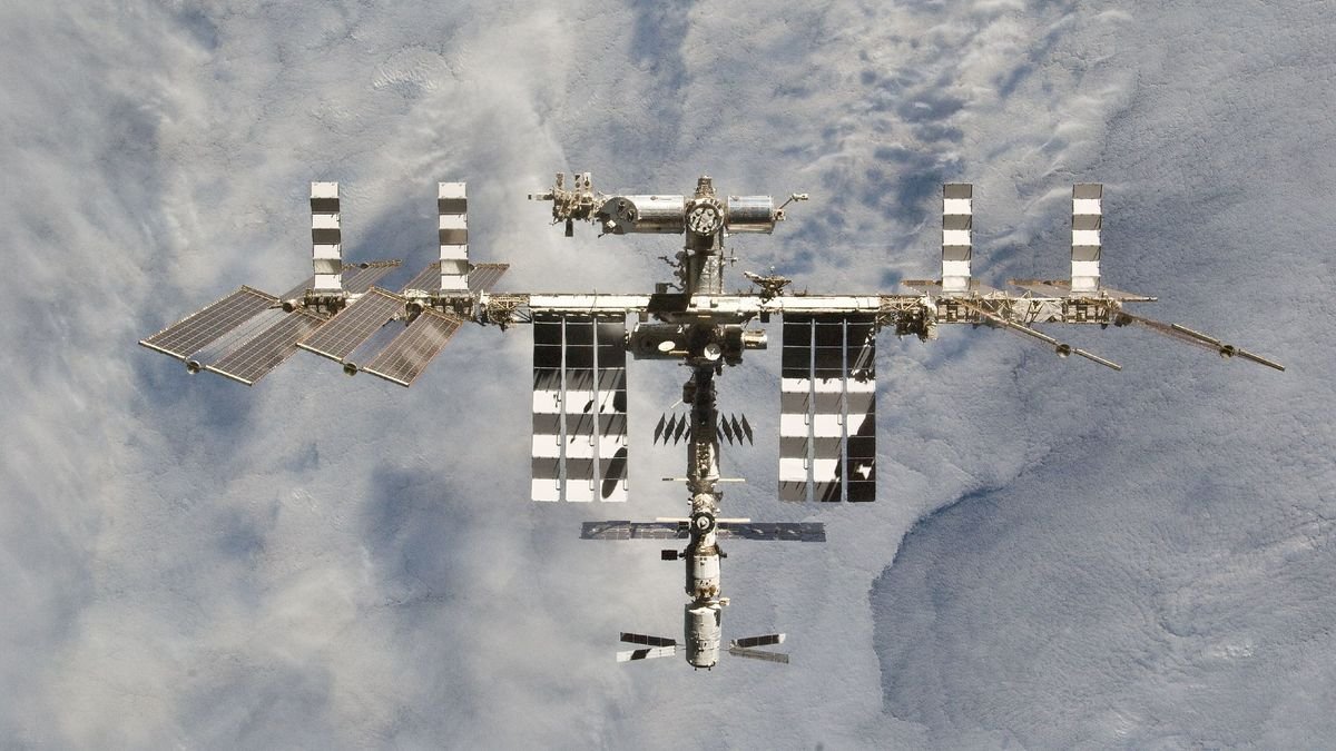 ISS could ‘drift down’ for 18 months before SpaceX vehicle destroys it in Earth’s atmosphere