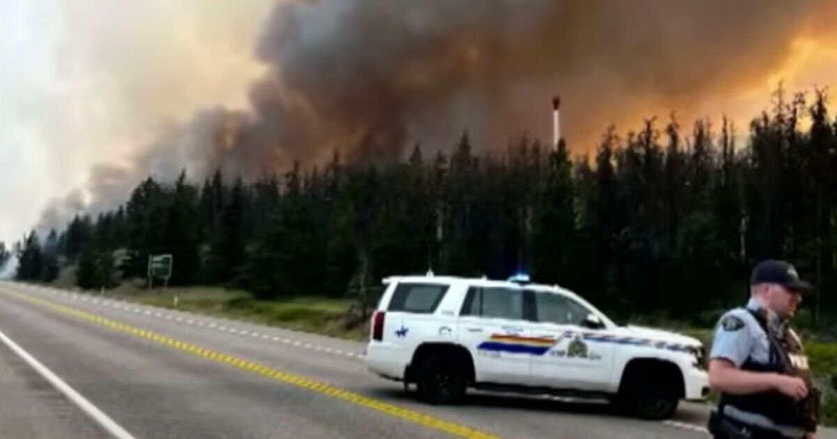 Wildfire warning as 25,000 tourists flee Canada national park in panic | World | News