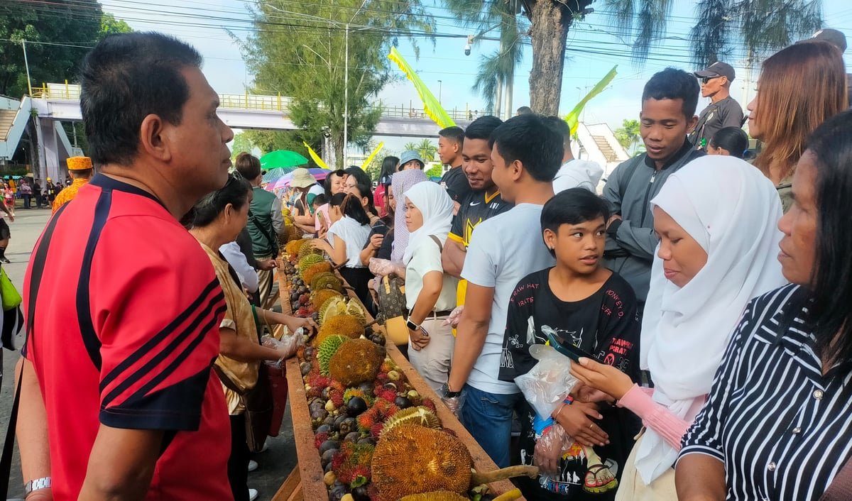 1.5km ‘Fruit Eat-All-You-Can sa Dalan’ shines at Timpupo Festival 2024