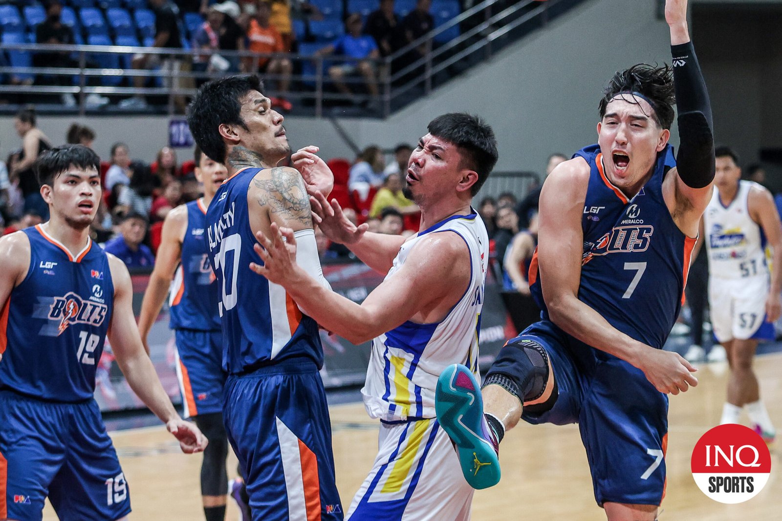 Meralco Bolts Magnolia Hotshots PBA