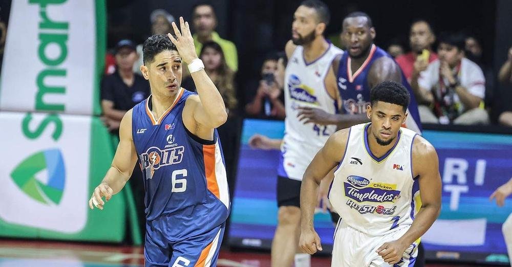 Chris Banchero sinks historic 4-pointer in PBA season opener