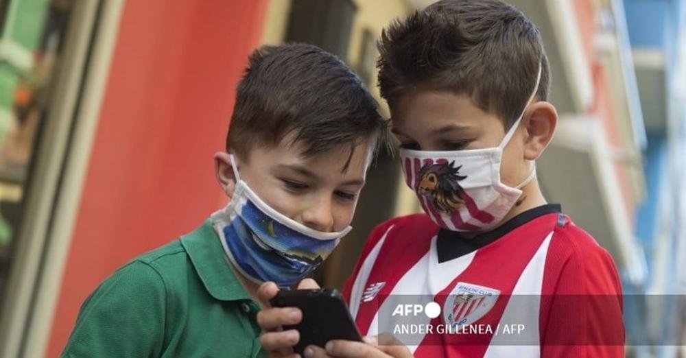 Don't give smartphones to kids under 11, UK mobile phone firm says