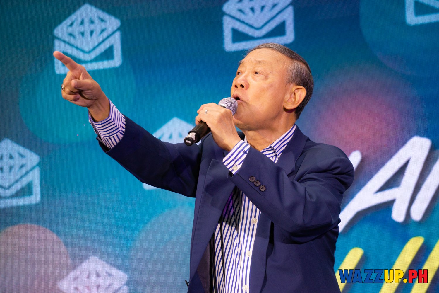 Jose Mari Chan becomes emotional as he serenades during Metrobank’s #HappyHolideals Event