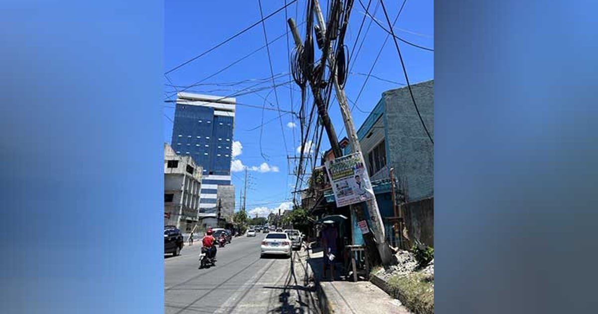 Leaning post entangled with wires in Guadalupe