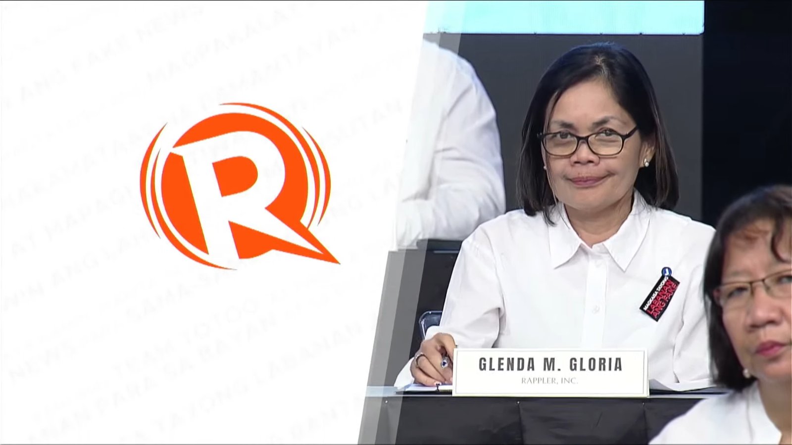 Rappler executive editor Glenda Gloria and community lead Pia Ranada sign GMA Network's "Panata Kontra Fake News" covenant on Friday, August 30. #Pana