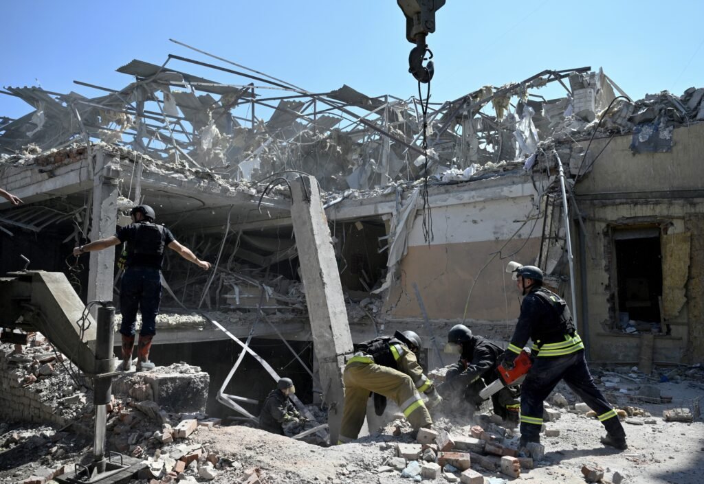 Ukraine: Reuters team member killed in missile strike on hotel. In photo are Ukrainian emergency services carrying out a search and rescue operation among the rubble of a destroyed hotel after a strike in the town of Kramatorsk, Donetsk region on August 25, 2024.