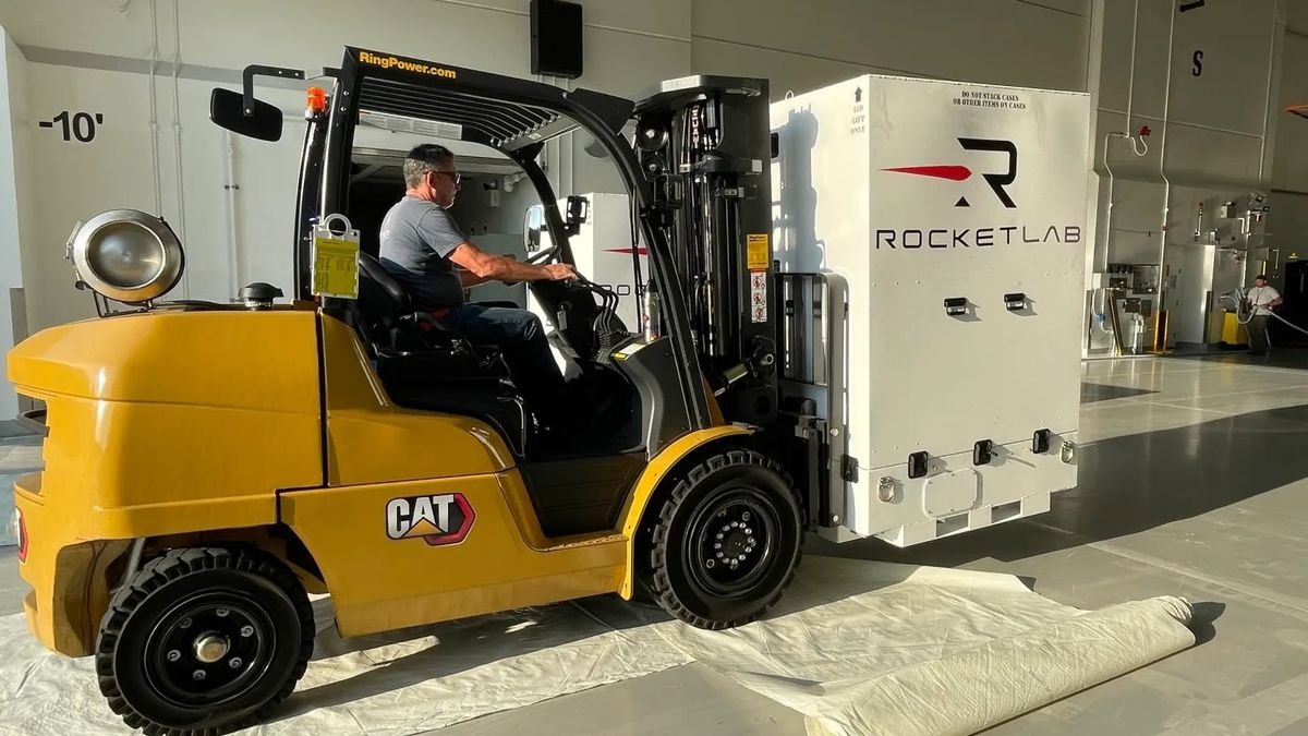 Rocket Lab’s Mars probes reach launch site ahead of 1st flight on Blue Origin New Glenn rocket (photos)