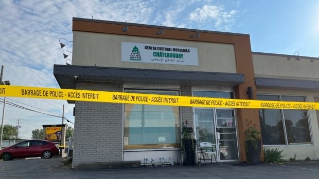 3 men injured after man with knife walks into Montreal-area mosque