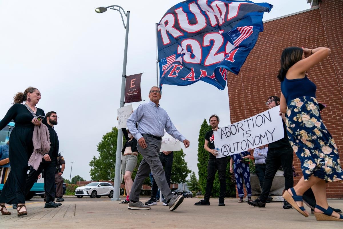 Abortion rights rallies take aim at Evansville Right to Life dinner