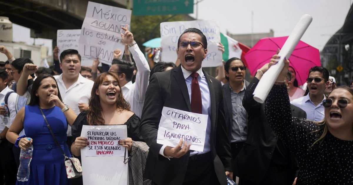 As Mexican protesters block Congress over judicial overhaul, lawmakers head to vote in nearby gym