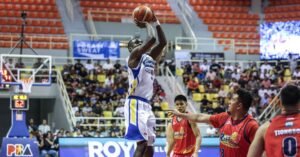 New Magnolia Hotshots import Jabari Bird against Rain or Shine Elastopainters defenders during a PBA Governors' Cup quarterfinals game