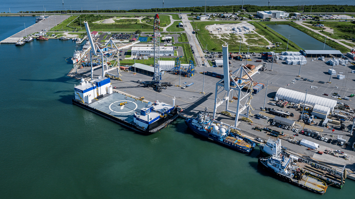 Blue Origin droneship arrives in Florida ahead of 1st New Glenn launch (video, photos)