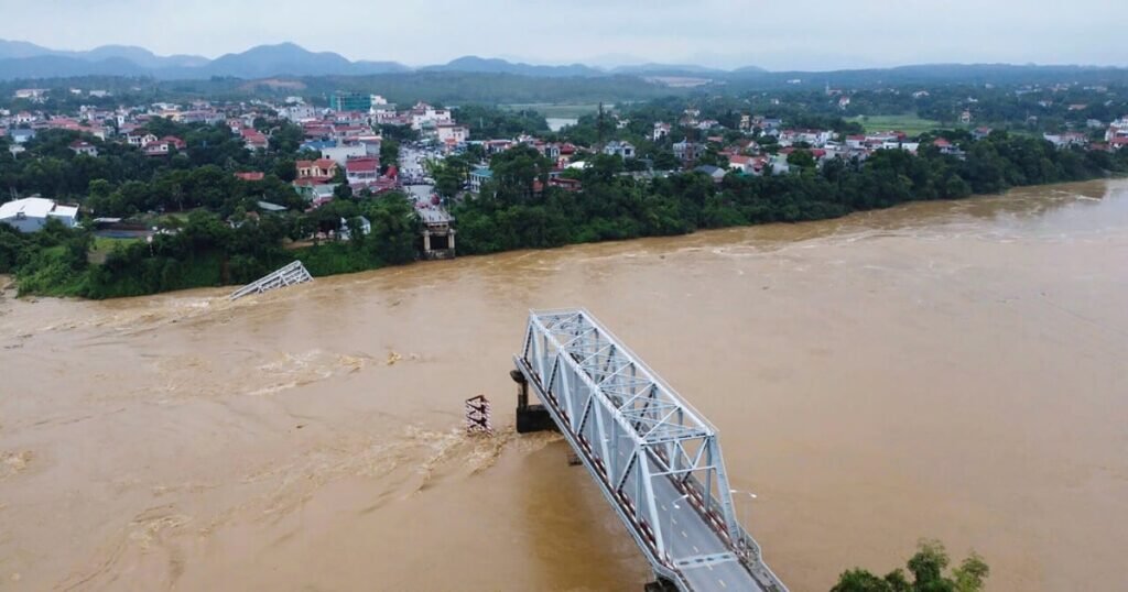 Bridge collapses as more rain falls in Vietnam ...