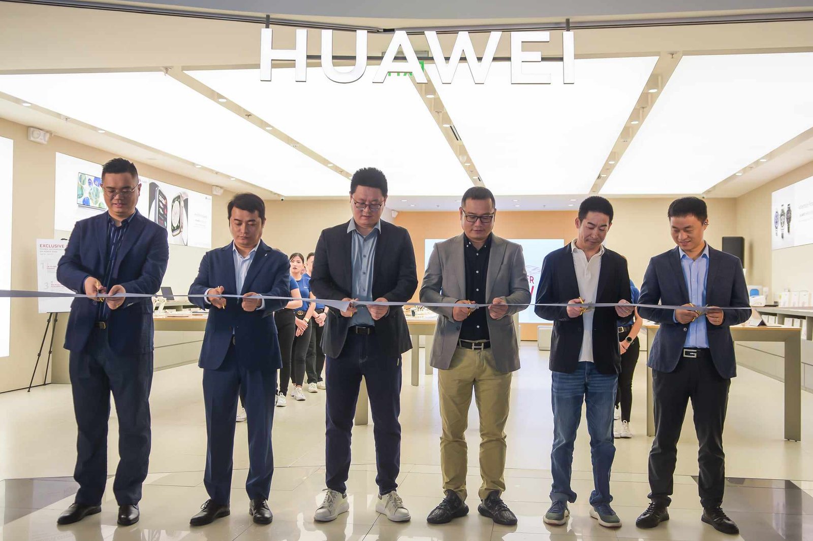 Discover Huawei Innovations as HUAWEI Celebrates Authorized Experience Store Re-opening at SM North EDSA