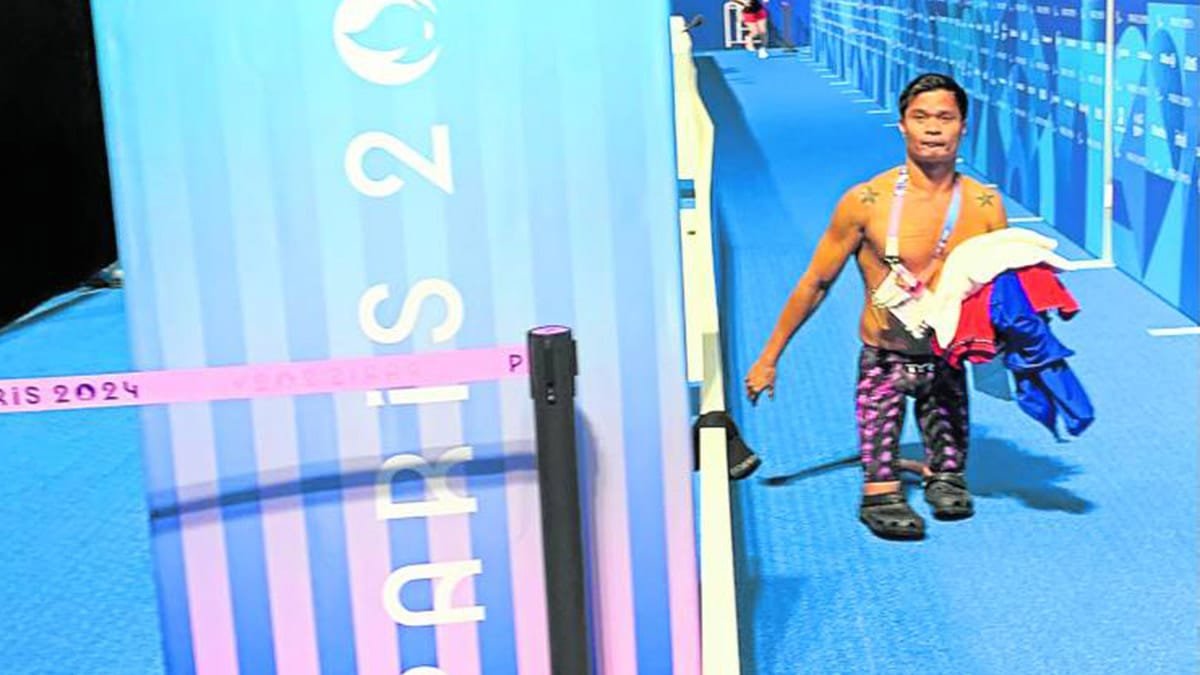 Ernie Gawilan walks out of the arena determined to nail a Paralympics medal in Los Angeles. —JUNE NAVARRO