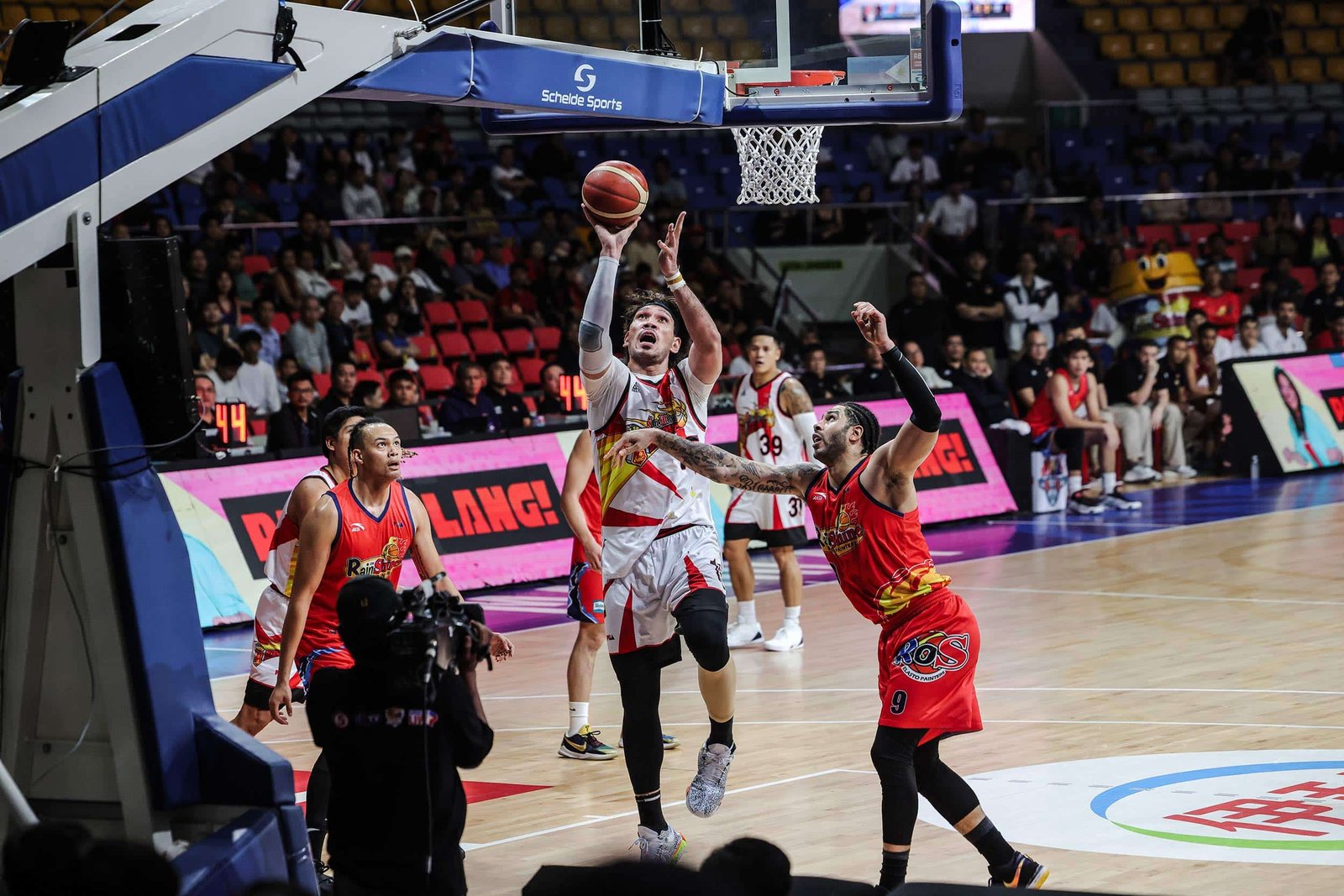 June Mar Fajardo buzzer-beater lifts San Miguel to victory