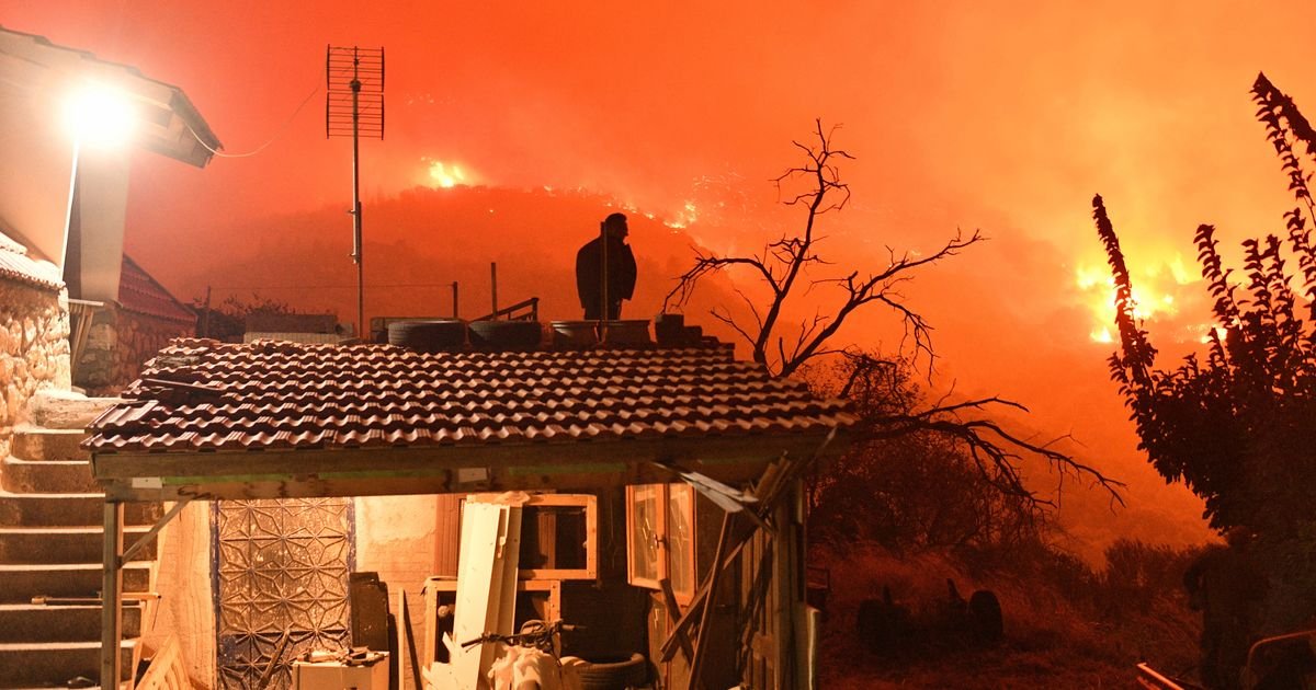 Wildfire in southern Greece leaves 2 people dead