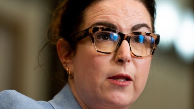 Anti-tobacco groups say Addictions Minister Saks must resign if she fails to ban flavoured vapes